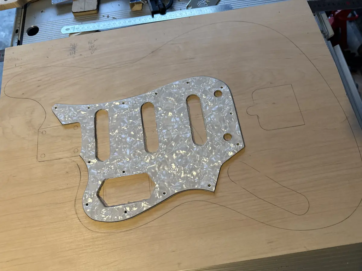 Luthier artisan — détail corps guitare